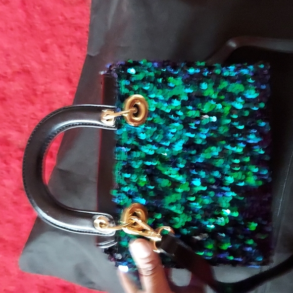 BNWOT Sequin Fashion Clutch looks blue and green when the sequins are in the sun - Picture 12 of 14